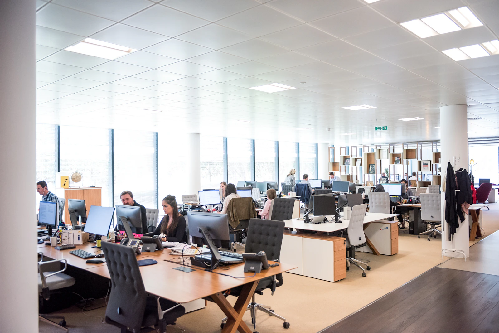 Un ufficio open space luminoso con persone al lavoro